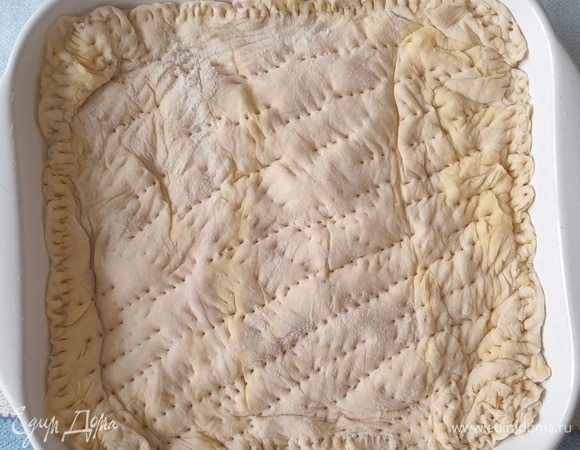 На начинку положить второй пласт теста. Защипать края с помощью вилки. Я еще сделала узоры вилкой по всей поверхности. Дать пирогу подойти в форме.