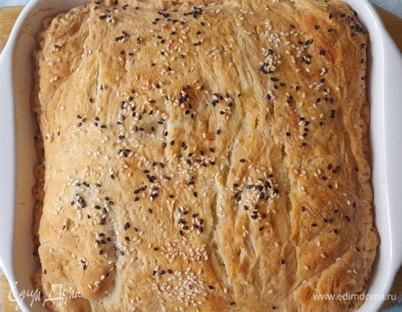 По истечении времени достать форму с пирогом из духовки.