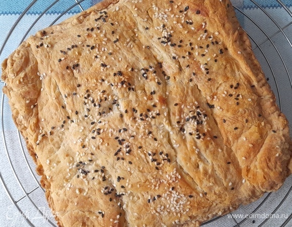 Вынуть выпечку из формы и остудить на решетке.