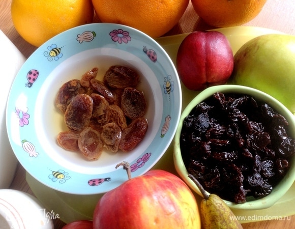 Курагу, если суховатая, замочите в горячей воде. Мягкую просто промойте (чернослив можно тоже).