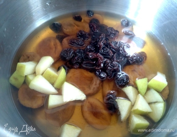 Добавьте в сотейник изюм и нарезанное твердое яблоко.
