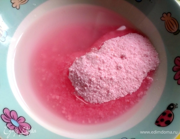 Тем временем разведите крахмал или готовый сухой кисель (у меня с ароматом клубники) в небольшом количестве воды.