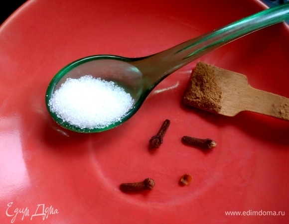 Также добавьте ваниль, гвоздику и корицу.