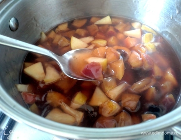 Мягкие фрукты — грушу, яблоко и нектарины — отправьте к остальным ингредиентам в конце.