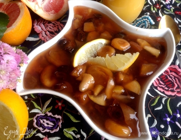 Влейте тонкой струйкой крахмал в компот, перемешайте и выключите огонь.