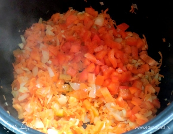 На программе «жарка» обжарьте морковь, лук и перец.