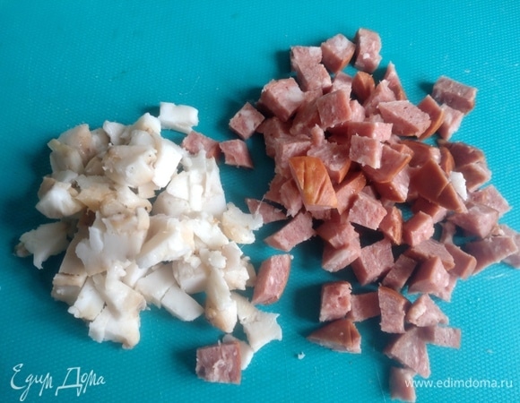 Нарежьте сало с колбасой и добавьте в зажарку. 