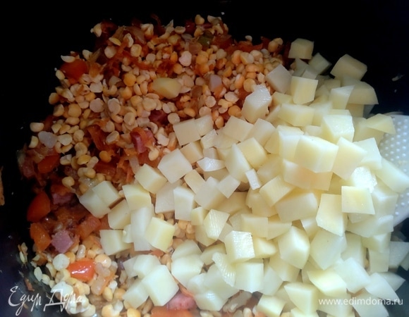 Картофель нарежьте кубиками.