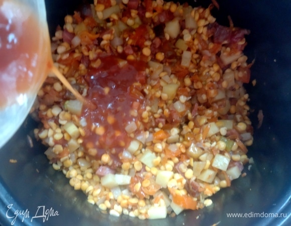 Затем влейте томатную пасту, разведенную в воде.