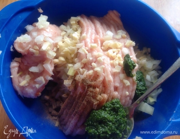 Смешайте все ингредиенты для котлет вместе с 2 ст. л. шпината. 