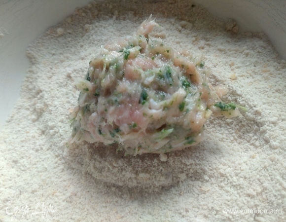 Обваляйте шарики из фарша в сухарях.