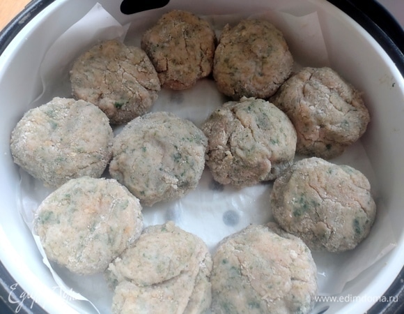 Перенесите их на поднос от мультиварки, застелив его пергаментом.