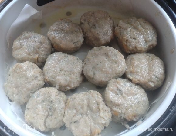 Снова поставьте программу «тушение» на час уже вместе с рагу. В процессе переворачивайте котлеты.