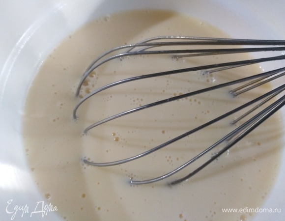 Молоко смешать с яйцами.