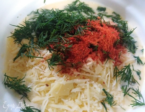 Добавить тертый сыр, укроп и паприку.