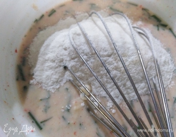 Всыпать муку. Перемешать.