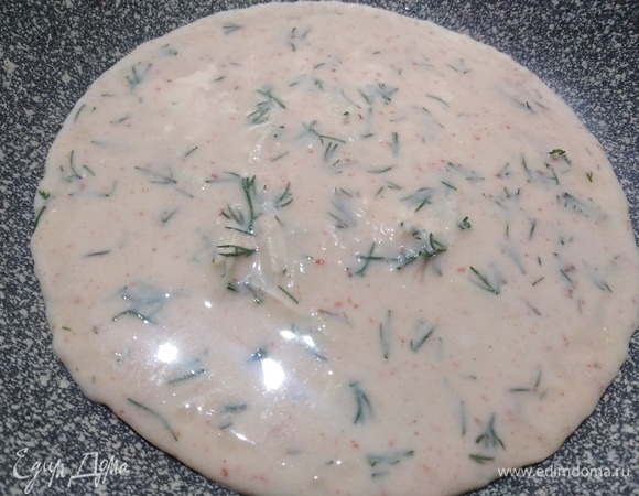 Жарить с двух сторон на разогретой и смазанной сковороде.