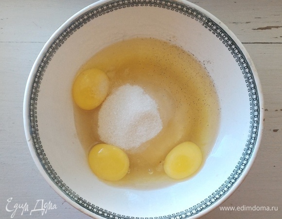 Соедините яйца с сахаром, солью, ванилином (у меня натуральная ваниль) и все взбейте.