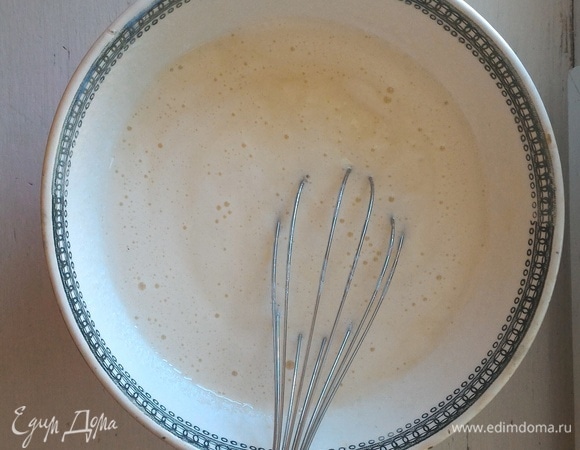 Затем влейте слегка подогретый кефир и перемешайте.