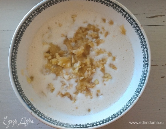 Яблоко (крупное) вымойте, очистите от кожуры и семян, натрите на средней терке. Добавьте яблоко в яично-кефирную массу и перемешайте. 