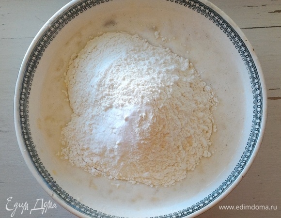Высыпьте просеянную муку и соду, перемешайте до однородности.