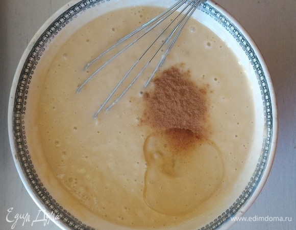 Добавьте в тесто половину молотой корицы и растительное масло, перемешайте.