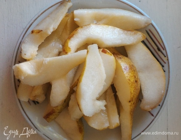 Груши вымойте и обсушите. Разрежьте фрукты пополам, вырежьте сердцевину с семенами. Каждую половину груши нарежьте дольками.