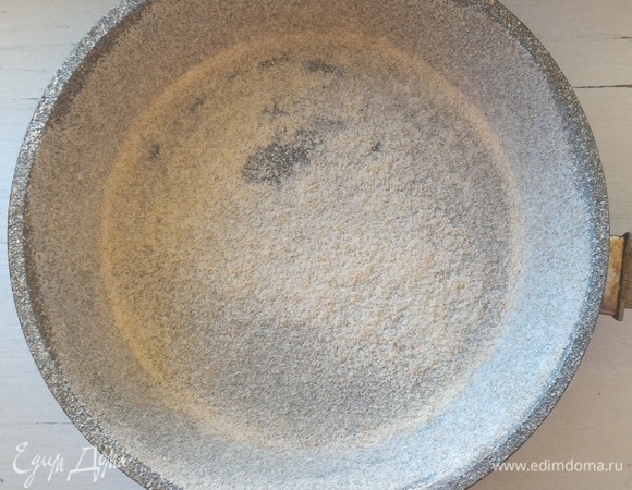 Форму для выпечки (24 см) смажьте растительным маслом, посыпьте панировочными сухарями.