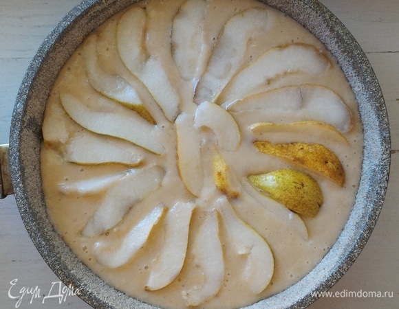 Выложите тесто в форму, сверху разложите дольки груш.