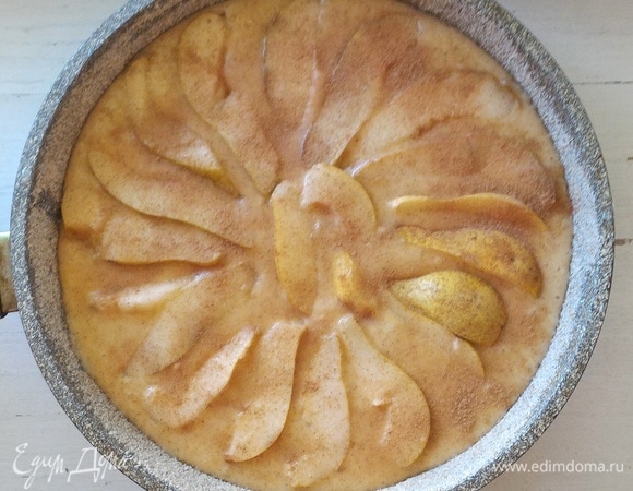 Посыпьте поверхность заготовки оставшейся корицей.