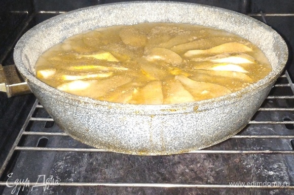 Поставьте форму в духовку, разогретую до 180°C, на 40–45 минут. Ориентируйтесь на свою духовку. Готовность пирога проверьте деревянной палочкой — она должна выходить сухой из центра.