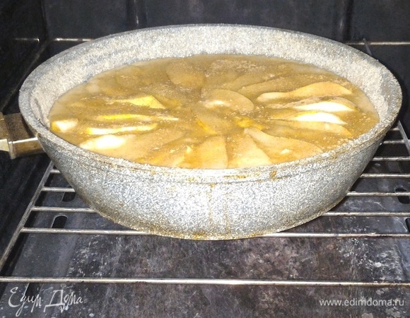 Поставьте форму в духовку, разогретую до 180°C, на 40–45 минут. Ориентируйтесь на свою духовку. Готовность пирога проверьте деревянной палочкой — она должна выходить сухой из центра.