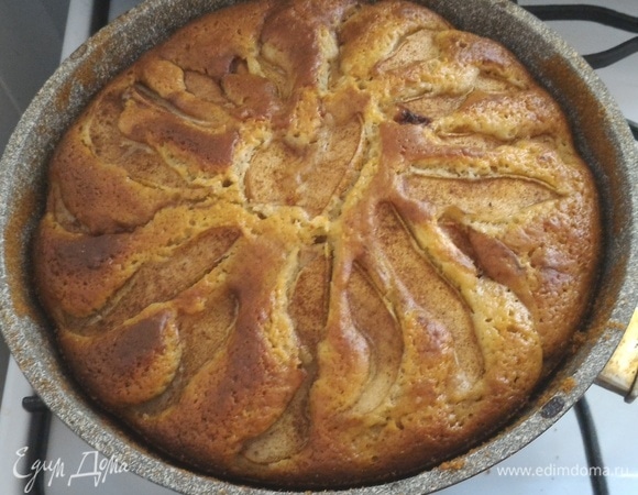 Форму с готовой выпечкой достаньте из духовки.