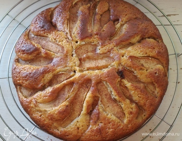 Аккуратно выньте пирог из формы, выложите на решетку и дайте остыть до комнатной температуры.