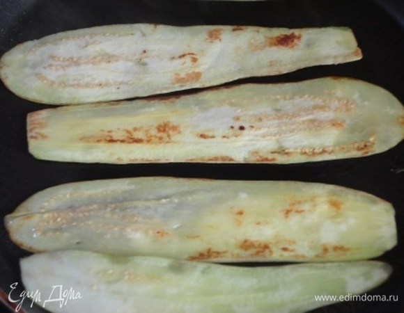 Выложите на смазанный оливковым маслом противень. Посолите и смажьте пластины маслом. Запекайте 15 минут (если в запеканке использовать сырые баклажаны, они будут резиновыми на вкус).