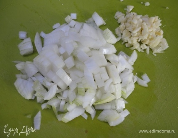 Лук нарежьте средними кубиками, чеснок и петрушку порубите, а сыр натрите на крупной терке.