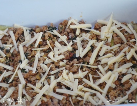 Дно формы для запекания (у меня 20х25 см, но можно и меньше) смажьте маслом. Сверху выложите половину фарша. Посыпьте 1/4 сыра и снова накройте баклажанами. Затем выложите оставшийся фарш, посыпьте 1/4 сыра и выложите баклажаны. Сверху все равномерно посыпьте оставшимся сыром.