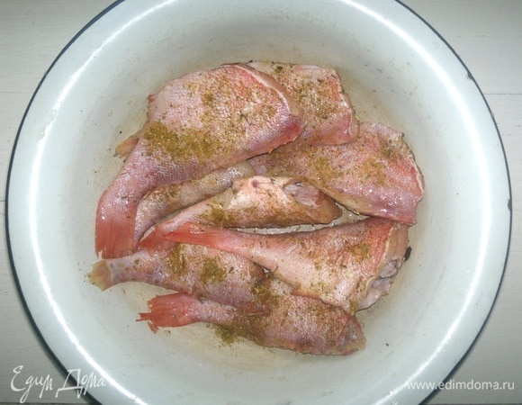 Размороженного окуня посыпьте приправами для рыбы, посолите, поперчите, полейте 2 ч. л. растительного масла и дайте постоять 10 минут.