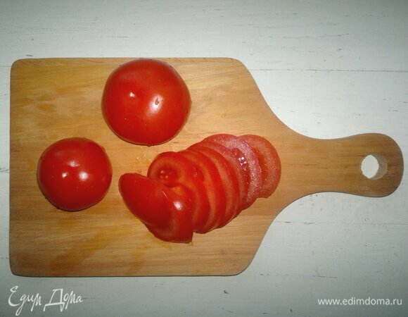 Помидоры вымойте, обсушите и нарежьте тонкими кружками.
