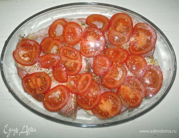 На помидоры выложите морского окуня, на него — кружки помидоров. Посыпьте сушеным тимьяном. Поставьте форму с блюдом в духовку, разогретую до 180°C, на 25–30 минут.