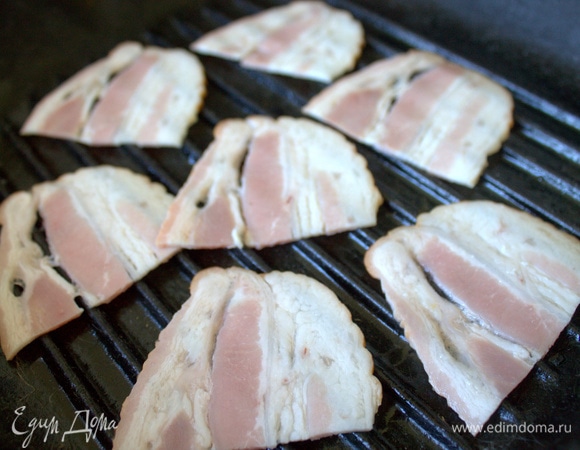 Но начинать лучше с бекона — он даст нужный жирок на поверхности.