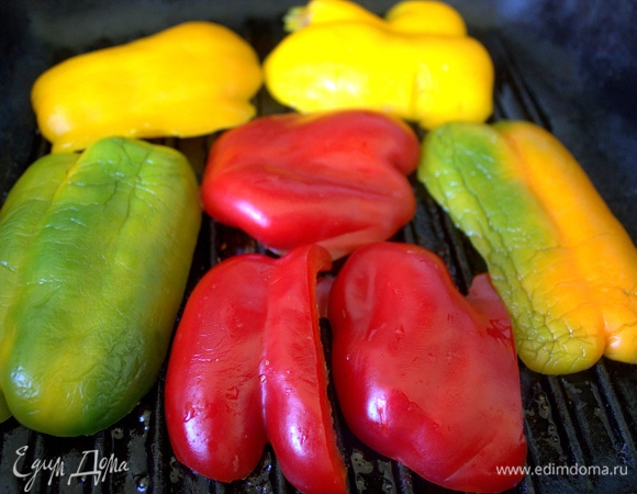 Далее ломтики перца (у меня разного цвета).