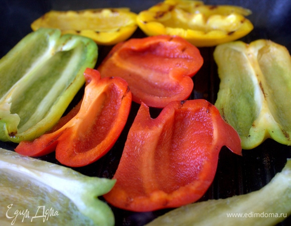 Жарим их с двух сторон, прижимая лопаткой.