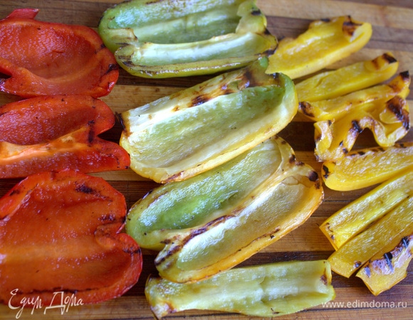 Готовые ломтики выложите на доску.