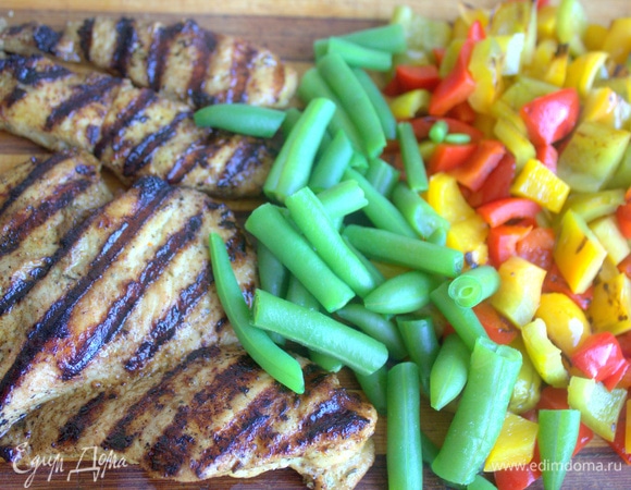 Замороженную стручковую фасоль немного отварите и нарежьте.