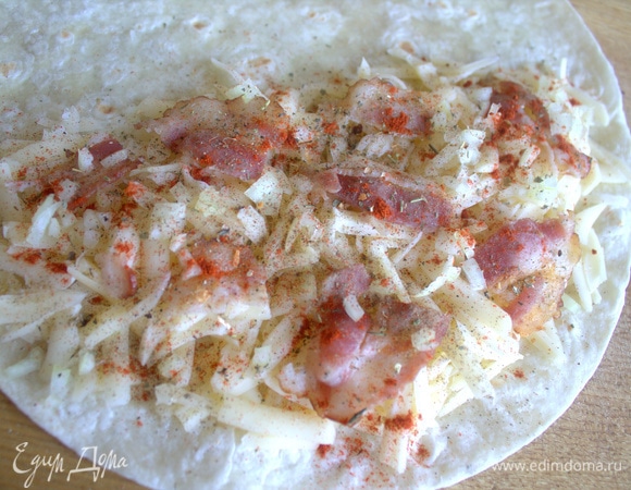 Затем часть бекона, нарезанный очень мелко лук, перец и паприку.