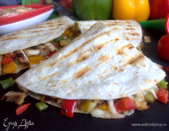 Снимите первую тортилью и так же соберите вторую.