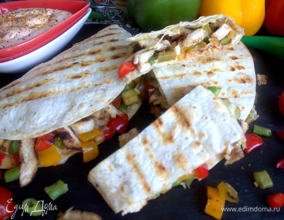 Для удобства тортилью разрежьте.