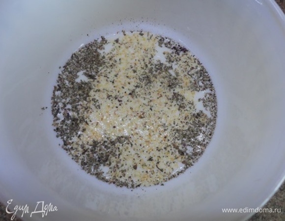 К сливкам добавьте базилик и чеснок, оставьте на 10–15 минут.