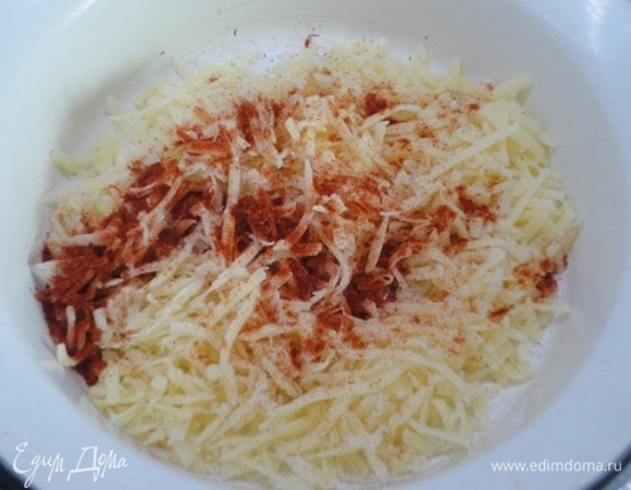 Сыр натрите на мелкой терке и смешайте его с паприкой.